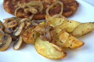 schnitzel, potatoes, onion-4265046.jpg